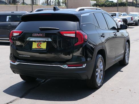 Used 2022 GMC Terrain SLT w/ Tech Package FWD image 3