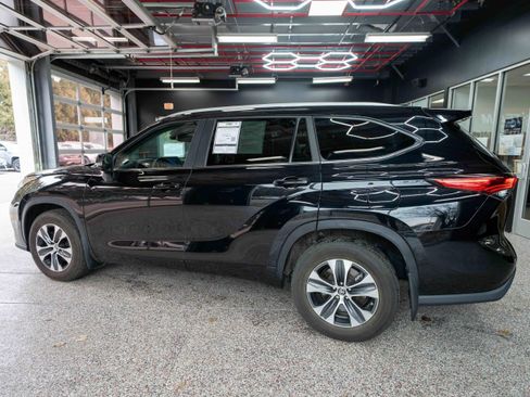 Used 2023 Toyota Highlander XLE image 2