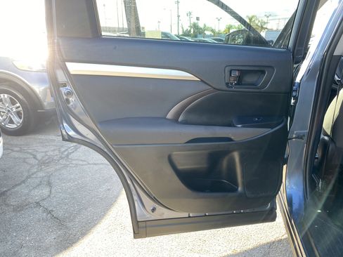 Used 2019 Toyota Highlander LE w/ Carpet Mat Package (TMS) FWD image 18