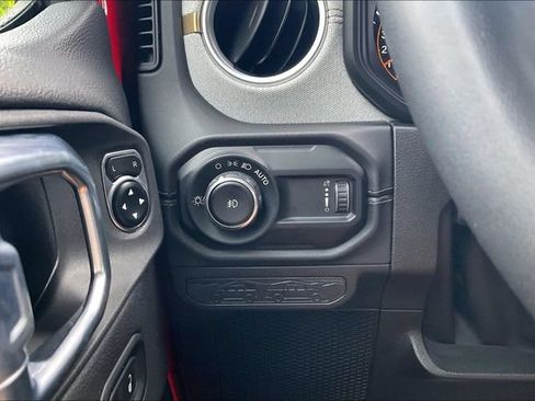 Used 2025 Jeep Wrangler Unlimited Sahara AWD/4WD image 34