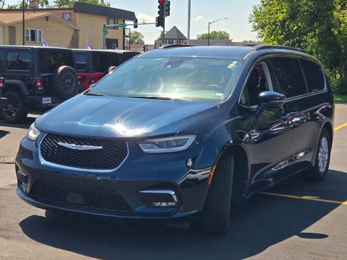 Used 2022 Chrysler Pacifica Touring-L FWD image 4