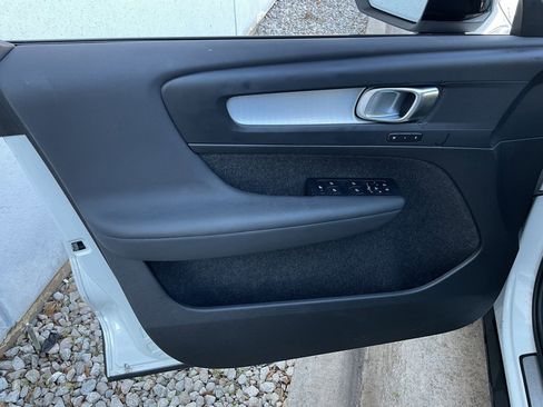 Used 2024 Volvo XC40 B5 Core image 12