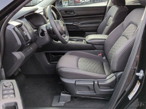 Used 2024 Nissan Pathfinder S image 14