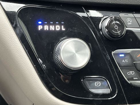 Used 2024 Chrysler Pacifica Touring-L FWD image 25