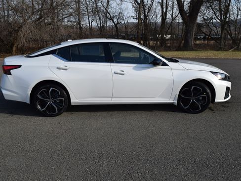Used 2024 Nissan Altima 2.5 SR w/ SR Premium Package AWD/4WD image 8