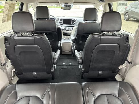 Used 2023 Chrysler Pacifica Touring-L FWD image 7