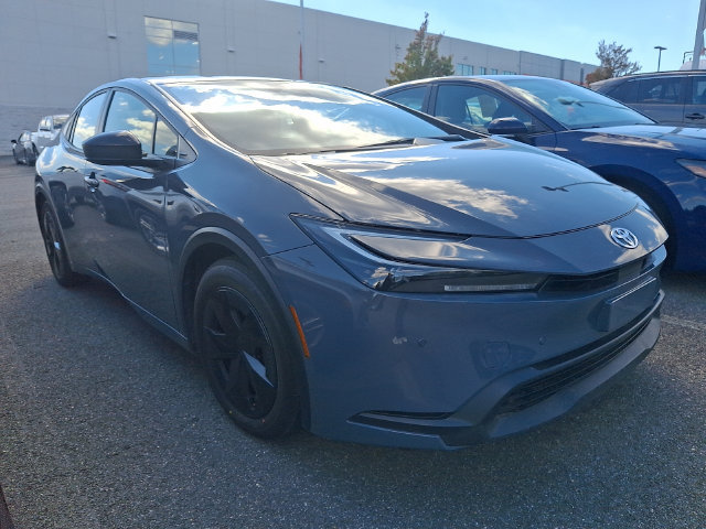 Used 2025 Toyota Prius LE FWD image 3