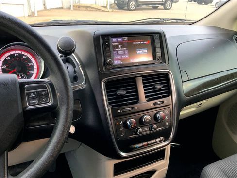 Used 2020 Dodge Grand Caravan SE w/ UConnect Hands-Free Group image 7