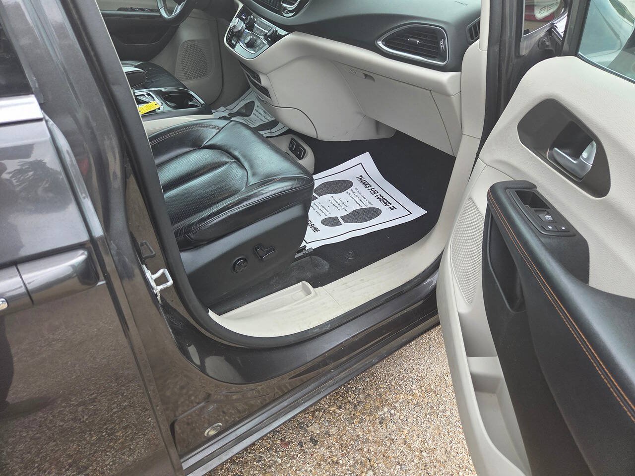Used 2017 Chrysler Pacifica Touring-L Plus FWD image 16