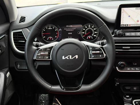 Used 2023 Kia Seltos SX w/ SX Sunroof Package AWD/4WD image 31