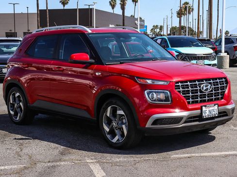 Used 2023 Hyundai Venue SEL FWD image 3