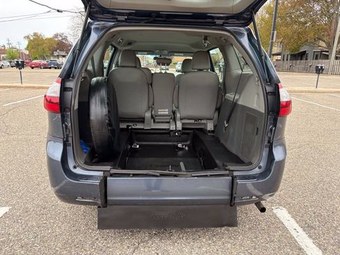 Used 2017 Toyota Sienna L FWD image 27