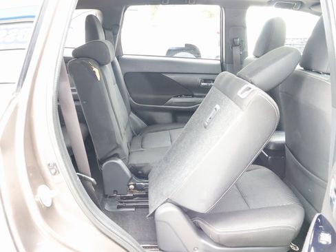 Used 2018 Mitsubishi Outlander ES image 34