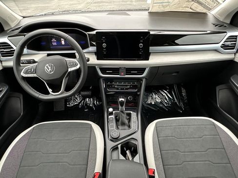 New 2025 Volkswagen Taos SE image 10