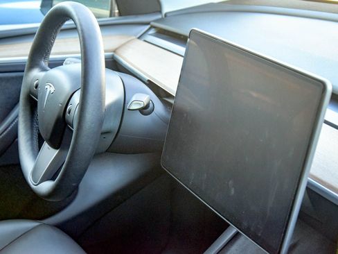 Used 2024 Tesla Model Y Long Range AWD/4WD image 19