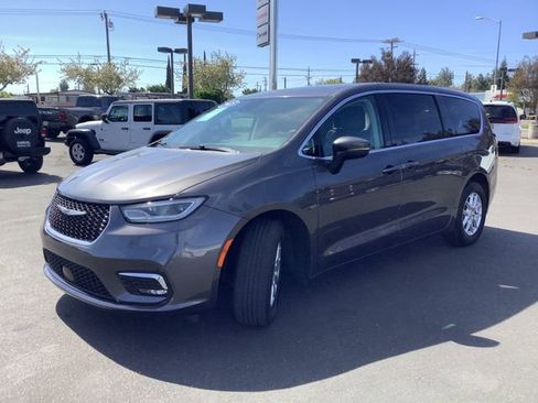 Used 2023 Chrysler Pacifica Touring-L image 5