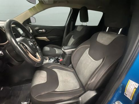 Used 2017 Jeep Cherokee Sport FWD image 19