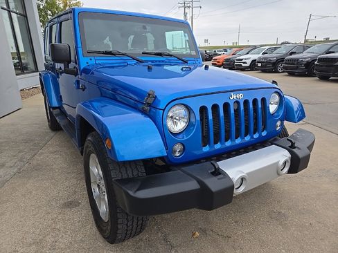 Used 2015 Jeep Wrangler Unlimited Sahara w/ Connectivity Group image 13