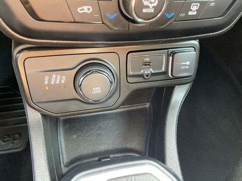 Used 2021 Jeep Renegade Latitude AWD/4WD image 34