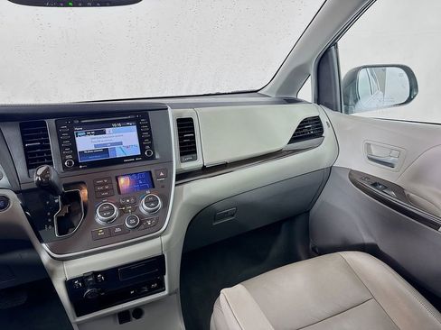 Used 2020 Toyota Sienna XLE Premium image 34