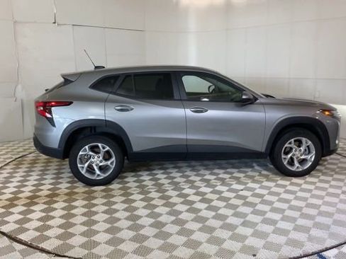 Used 2024 Chevrolet Trax LS w/ LS Convenience Package FWD image 4