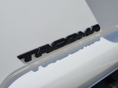 Used 2022 Toyota Tacoma TRD Off-Road w/ TRD Premium Off Road Package AWD/4WD image 9