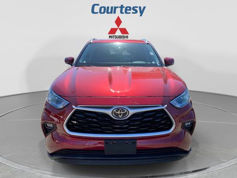Used 2021 Toyota Highlander XLE AWD/4WD image 10