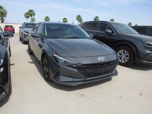 Used 2023 Hyundai Elantra SEL image 2