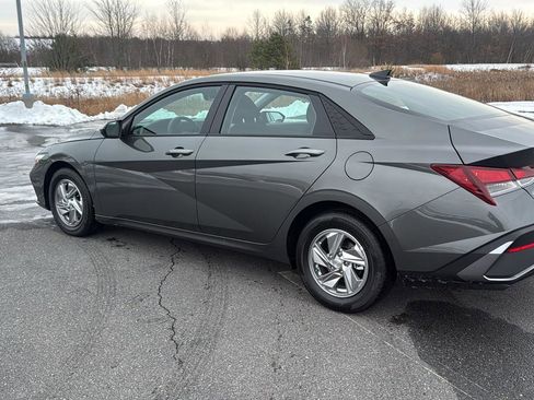Used 2025 Hyundai Elantra SE image 11