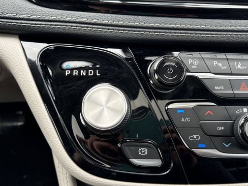 Used 2022 Chrysler Pacifica Limited image 22