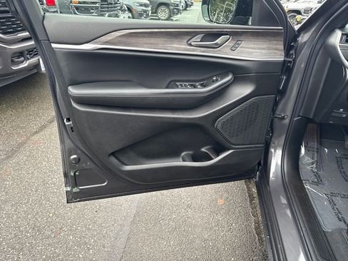 New 2025 Jeep Grand Cherokee L Limited image 16