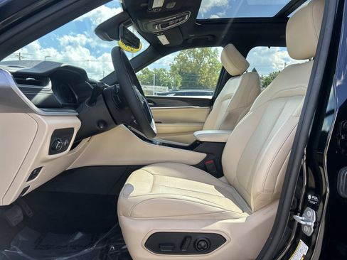Used 2025 Jeep Grand Cherokee Limited w/ Luxury Tech Group II AWD/4WD image 17