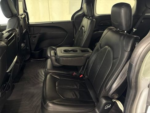 Used 2020 Chrysler Pacifica Touring-L FWD image 38