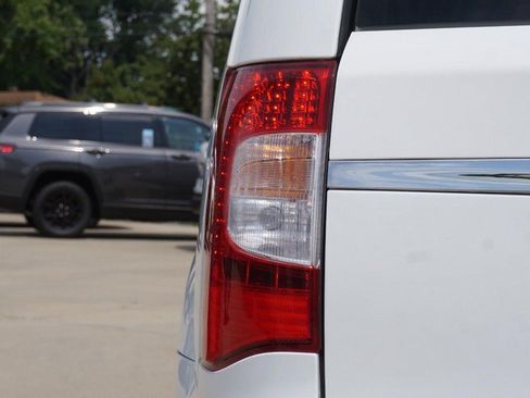 Used 2014 Chrysler Town & Country Touring FWD image 15