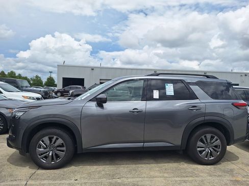 Used 2024 Nissan Pathfinder SV FWD image 2