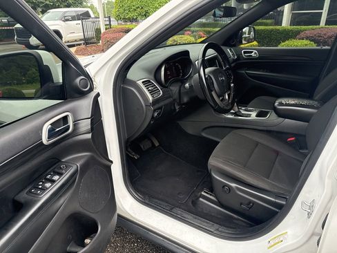 Used 2020 Jeep Grand Cherokee Laredo RWD image 13