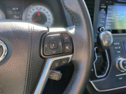 Used 2018 Toyota Sienna SE image 19