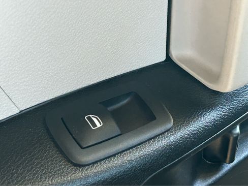 Used 2023 Chrysler Pacifica Touring-L FWD image 14