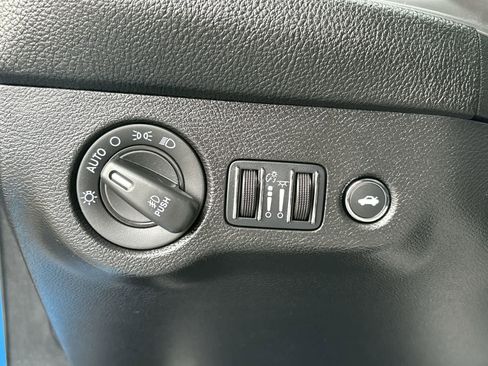 Used 2023 Dodge Challenger SXT w/ Blacktop Package image 7