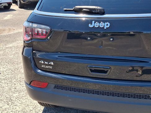 Used 2024 Jeep Compass Latitude AWD/4WD image 17