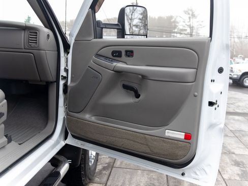 Used 2005 GMC Sierra 2500 SLT w/ Heavy-Duty Power Package image 30