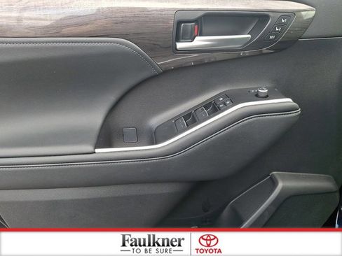 Certified 2025 Toyota Highlander Limited AWD/4WD image 12