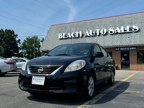 Used 2014 Nissan Versa SV w/ Convenience Package FWD image 2