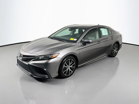Used 2021 Toyota Camry SE FWD image 3