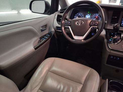 Used 2019 Toyota Sienna XLE image 28