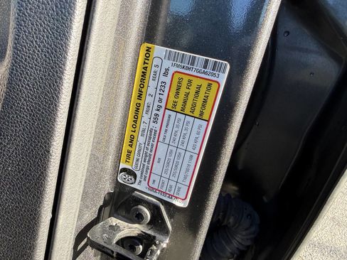 Used 2016 Ford Explorer Platinum image 31