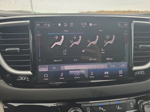 Used 2024 Chrysler Pacifica Touring-L FWD image 18