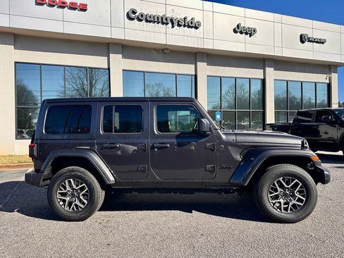 Used 2025 Jeep Wrangler Sahara image 5