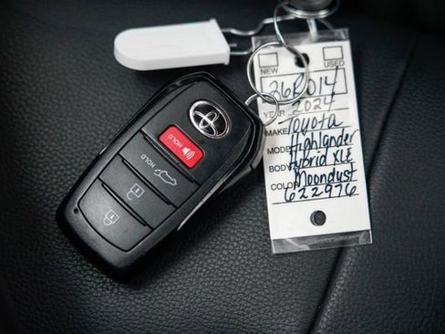 Certified 2024 Toyota Highlander XLE image 27