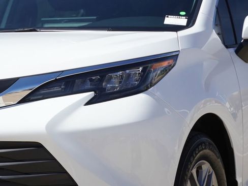 Used 2025 Toyota Sienna LE image 5